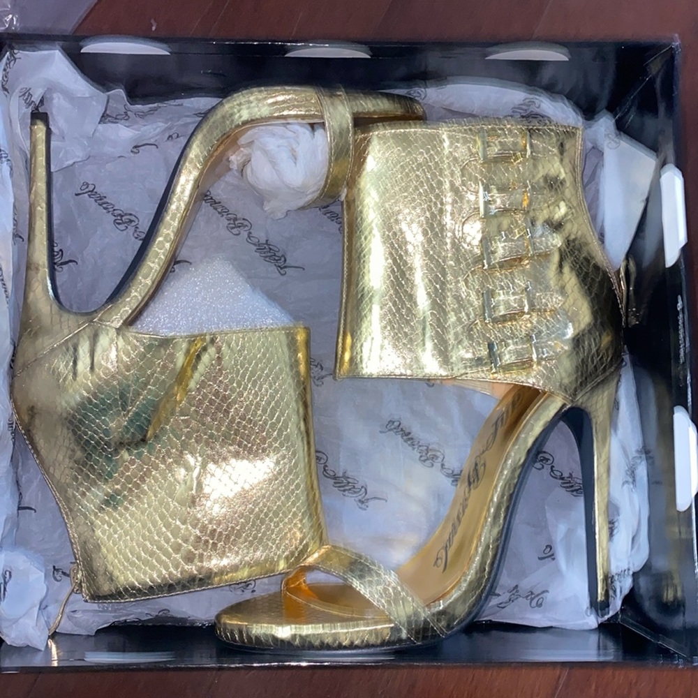 Nelly Bernal Gold heels